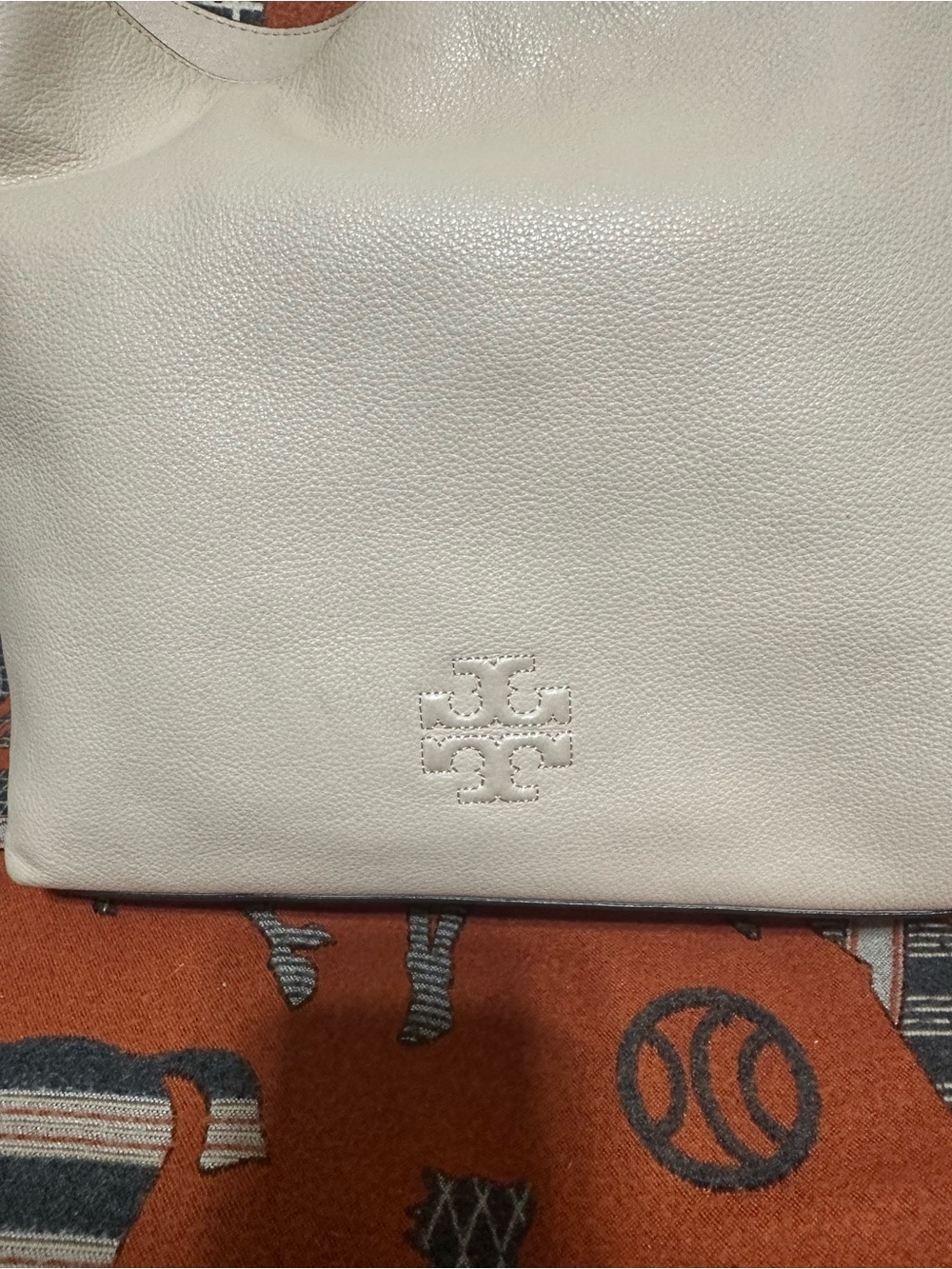 TORY BURCH ❤️🌟PEBBLED LEATHER  SHOULDER HOBO IN CREAM  WITH TASSEL ⭐️ - Picture 2 of 7